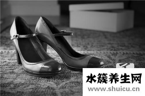鞋底粘上口香糖怎么办