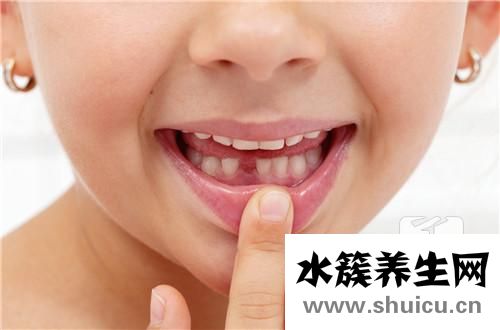 牙缝里的东西很臭