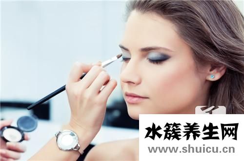 如何画彩妆