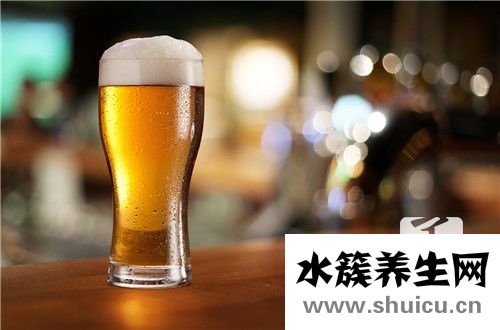 喝啤酒尿多