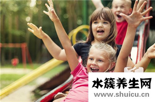 小孩脸上有白色的小块