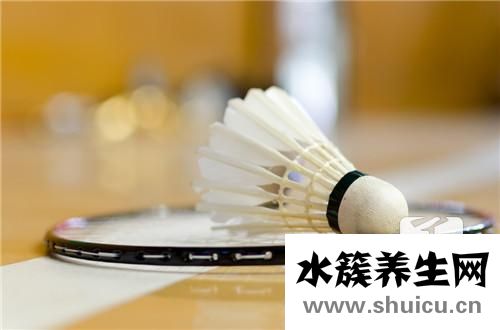 怎样打羽毛球