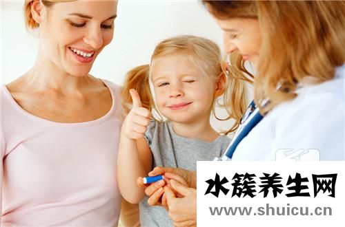 婴儿吃手