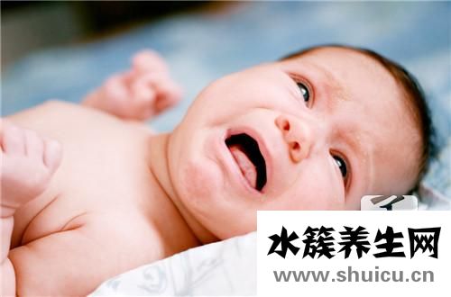 婴儿耳朵痒抓破耳朵是怎么回事？宝宝耳朵痒老用手抓