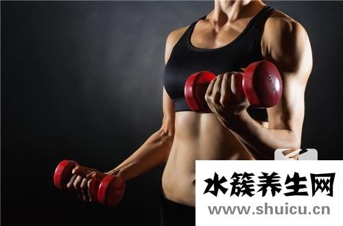哑铃深蹲标准动作