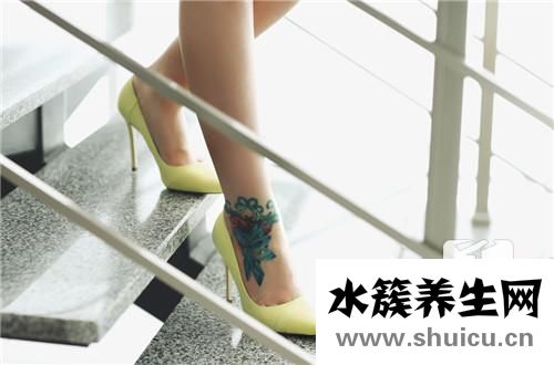 膝盖只有下楼梯时才疼 下楼梯膝盖疼，何故