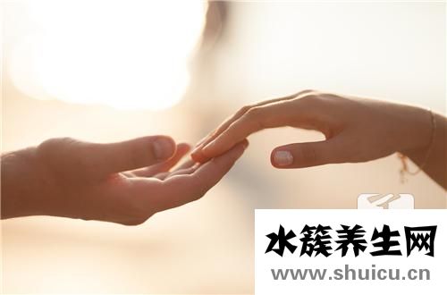 右手中指指甲有条黑线 右手中指指甲有条黑色竖线