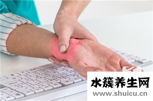 手掌脱皮干裂什么原因 手脱皮干裂是什么原因导致的？