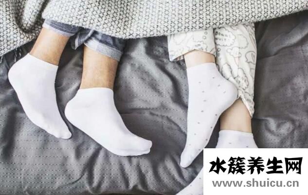 冬天睡觉穿袜子到底好不好？睡觉穿袜子有利有弊
