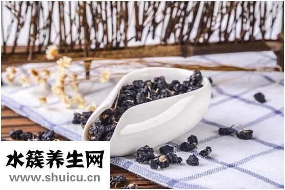 紫色紫色的黑枸杞黑枸杞泡水后是什么颜色