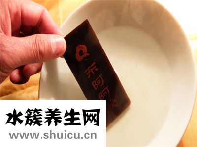 阿胶泡牛奶