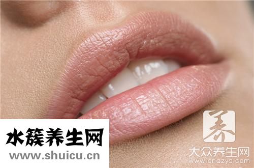 嘴唇有白斑