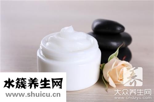 眼霜和精华哪个先用