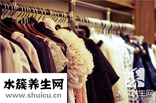 军绿色风衣