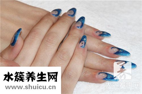指甲底部发紫_指甲的颜色有点发紫