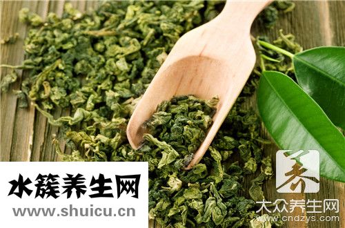 学生喝茶提神醒脑