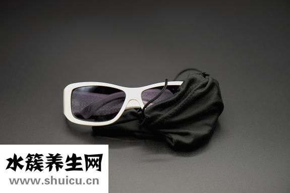 摘隐形眼镜的技巧