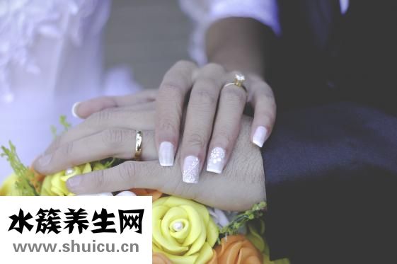 无名指下有竖纹