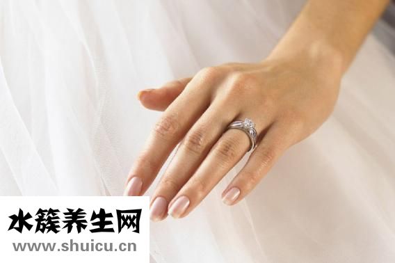 为什么指甲会分层（指甲分层是什么原因造成的）