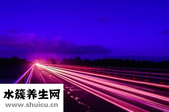 为什么会咬到舌头（舌头总咬到舌头疼）