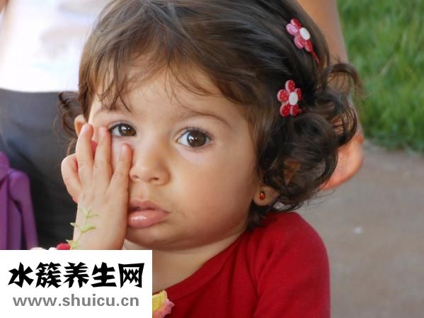 孩子几岁换牙（小孩几岁换牙有人把儿童换牙）
