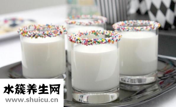 晚上喝纯牛奶好吗（晚上喝纯牛奶有什么好处坏处）