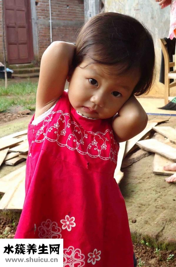 婴儿吃手要不要阻止（婴儿吃手不吃手怎么办）