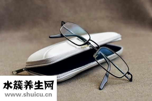 戴眼镜可调节眼睛视力纠正假性近视
