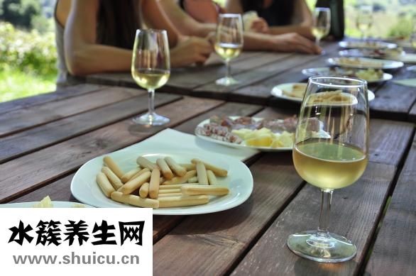 过食肥甘厚味或加重肝脏损害