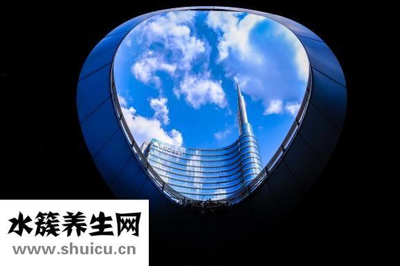 一个夹一个耳朵旁