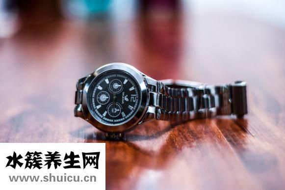 新鲜黄瓜洗净切片放入清水浸泡一小时