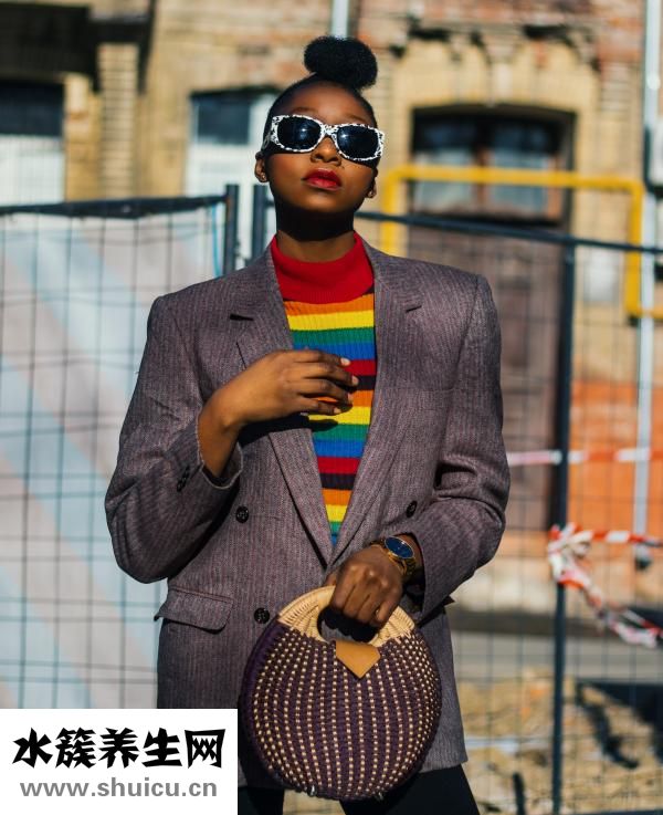 女人右脸长痣图解