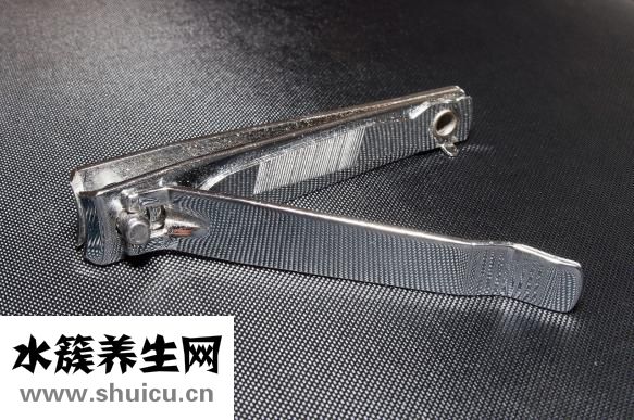 指甲劈了怎么处理