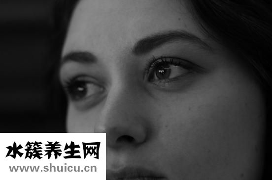 如何消除肿眼泡
