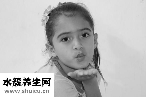 小女孩撒尿