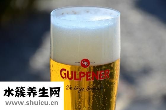 喝啤酒尿多