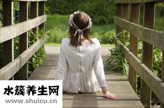 女生小肚子疼