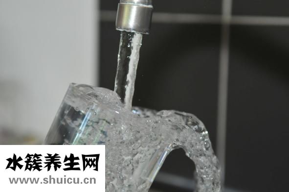 排骨苦瓜汤！苦瓜切块与猪骨同煮一锅