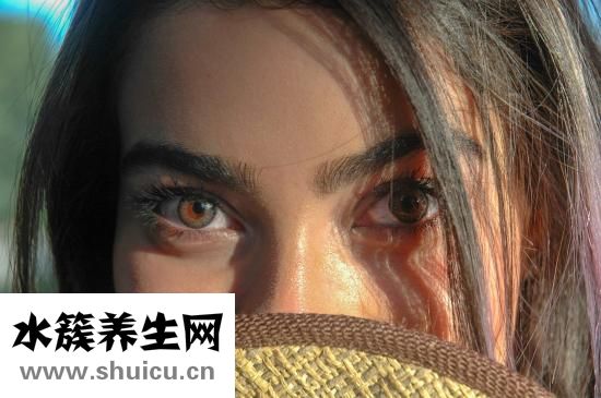 摘隐形眼镜