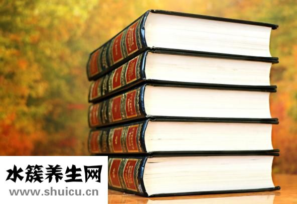右手无名指戴戒指