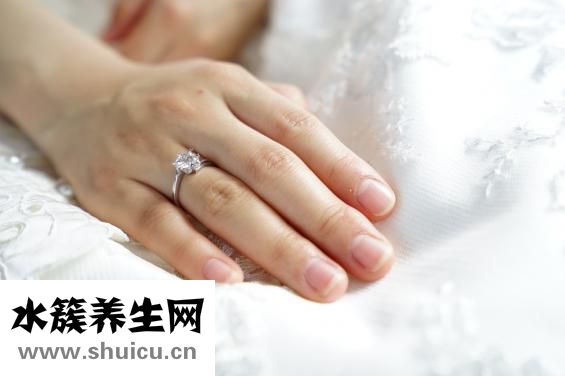无名指带戒指