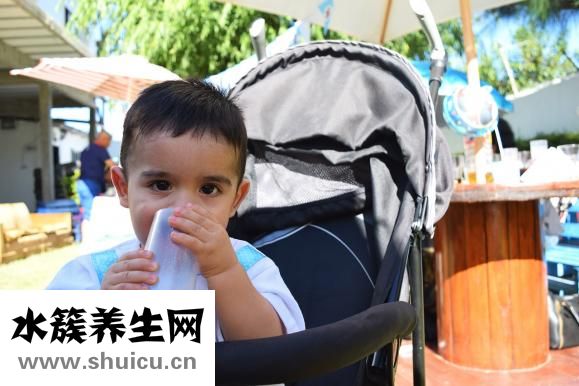 婴儿正常大便图片