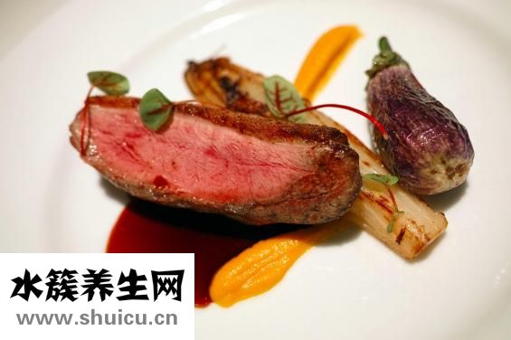 加入鸭块和适量料酒盖上锅盖中小火焖熟
