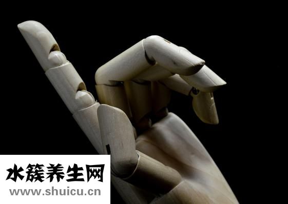 牙齿长小黑点怎么回事（嘴角长白色的小点是怎么回事）