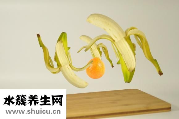 把香蕉苹果外果皮除掉放进电冰箱储存可让它变软变软