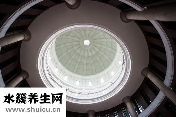 把猪大肠放入水中清洗干净后沥干水分