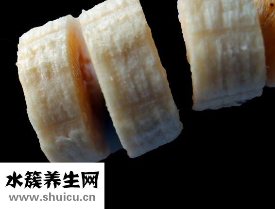 将油菜放入盘中加入少量盐腌制分钟即可食用