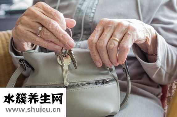 老年人便秘会导致年长者患上各种肠道疾病