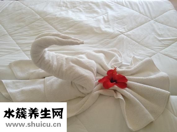 热毛巾敷脸
