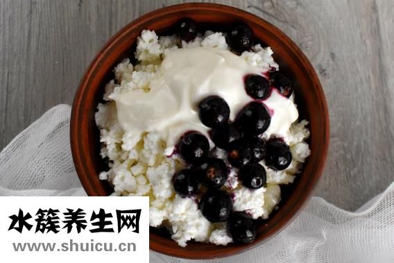 怎么洗才干净？用手压一压桃胶即可